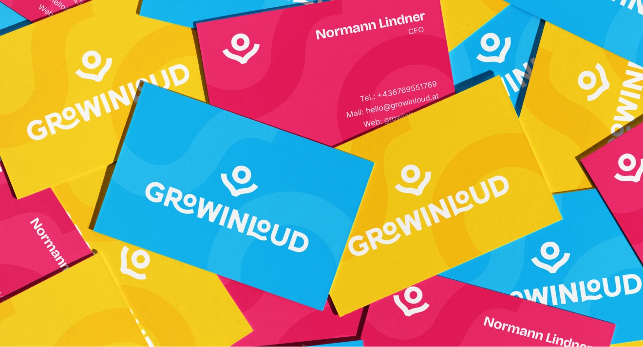 Mehrere GrowinLoud Visitenkarten in den Brand Colors. Auf den Business Cards sind das GrowinLoud Brand Logo sowie Kontaktinformationen wie Telefonnummer, E-Mail und Webadresse zu sehen.